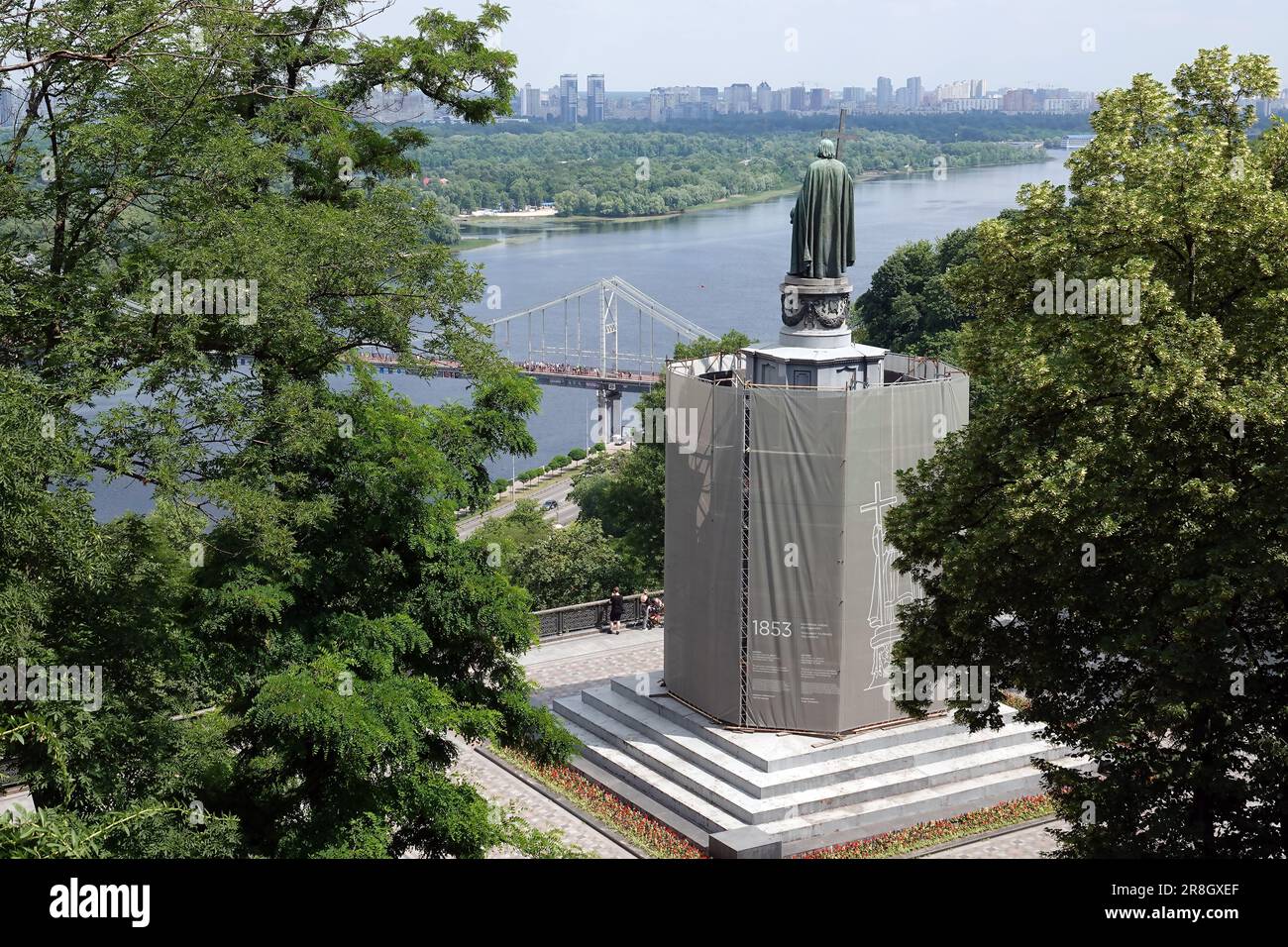 Kiev, Ucraina 17 giugno 2023: Il monumento scultoreo 'Kiev Principe Vladimir il Grande su un piedistallo con bassorilievi' si trova nel centro del c Foto Stock