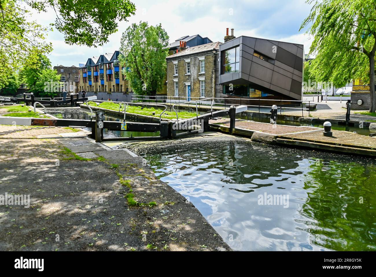 Regent's Canal at Mile End Lock, Mile End, London, Regno Unito Foto Stock