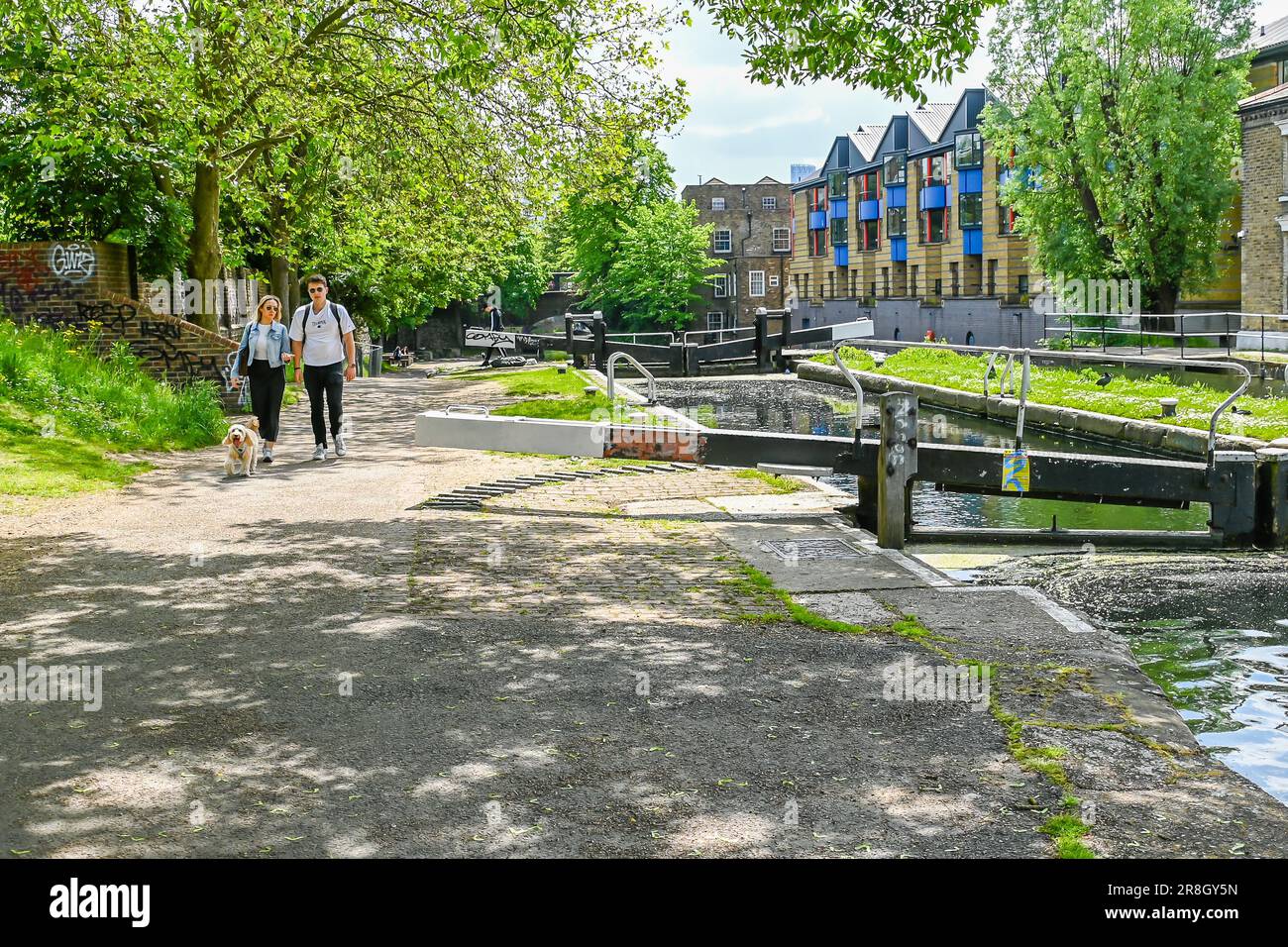 Regent's Canal at Mile End Lock, Mile End, London, Regno Unito Foto Stock