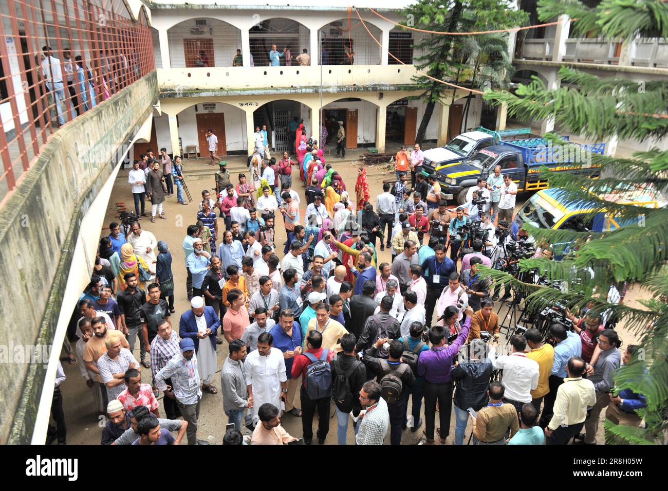 Sylhet, Bangladesh. 21st giugno 2023. La gente è venuto in gran numero per votare al Shahjalal Jamia Islamia Kamil Madrasa, centro di Pathantula. Foto Stock