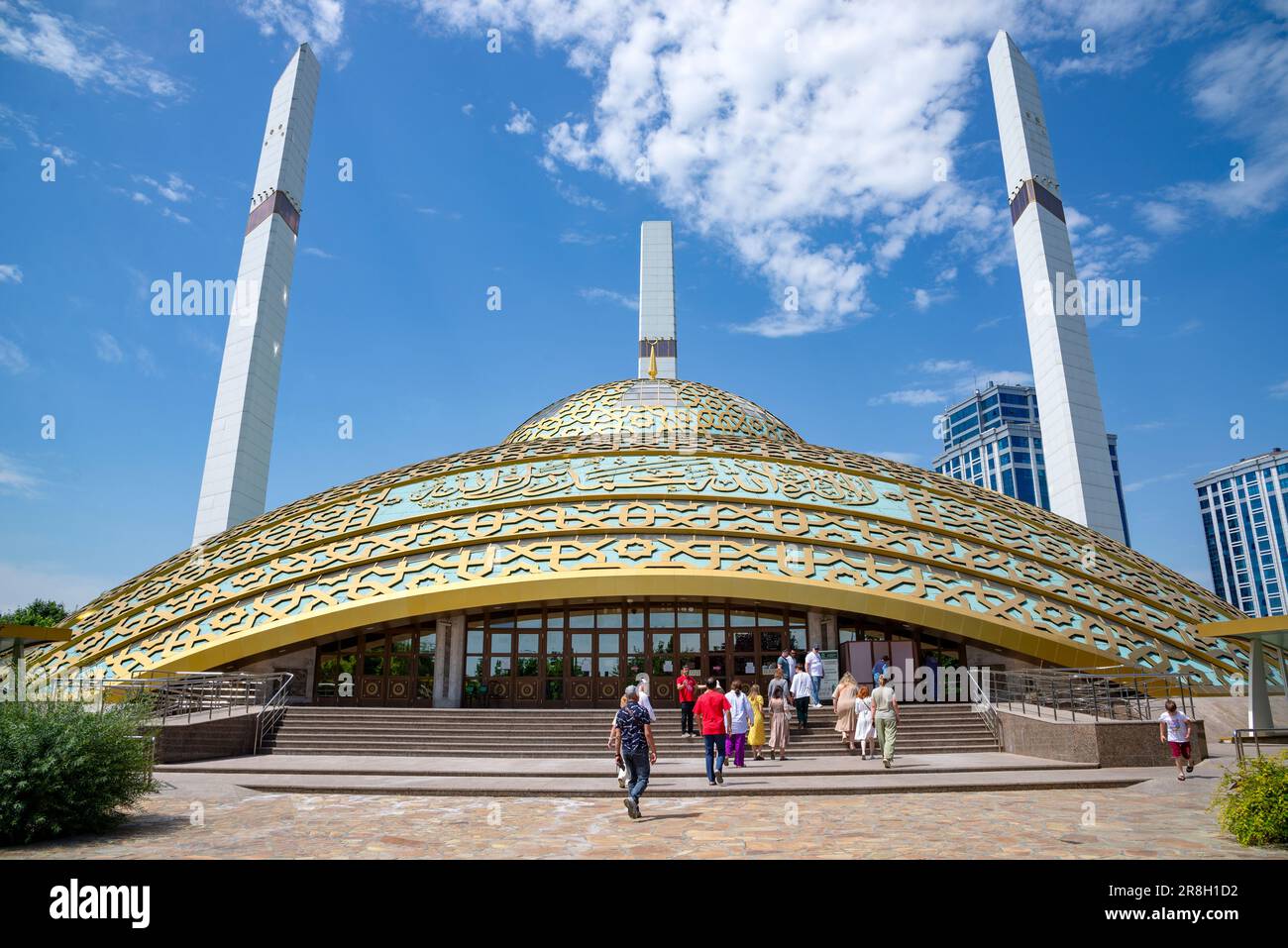 ARGUN, RUSSIA - 14 GIUGNO 2023: Un gruppo di turisti alla Moschea del cuore della Madre. Argun, Repubblica cecena Foto Stock