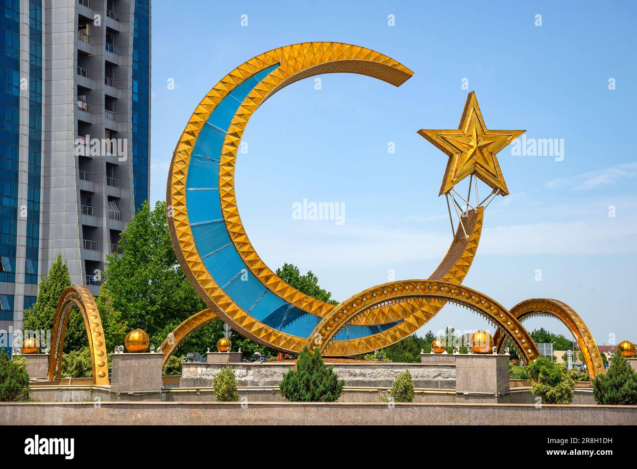 ARGUN, RUSSIA - 14 GIUGNO 2023: Una luna crescente con una stella è un simbolo musulmano. Argun, repubblica cecena Foto Stock