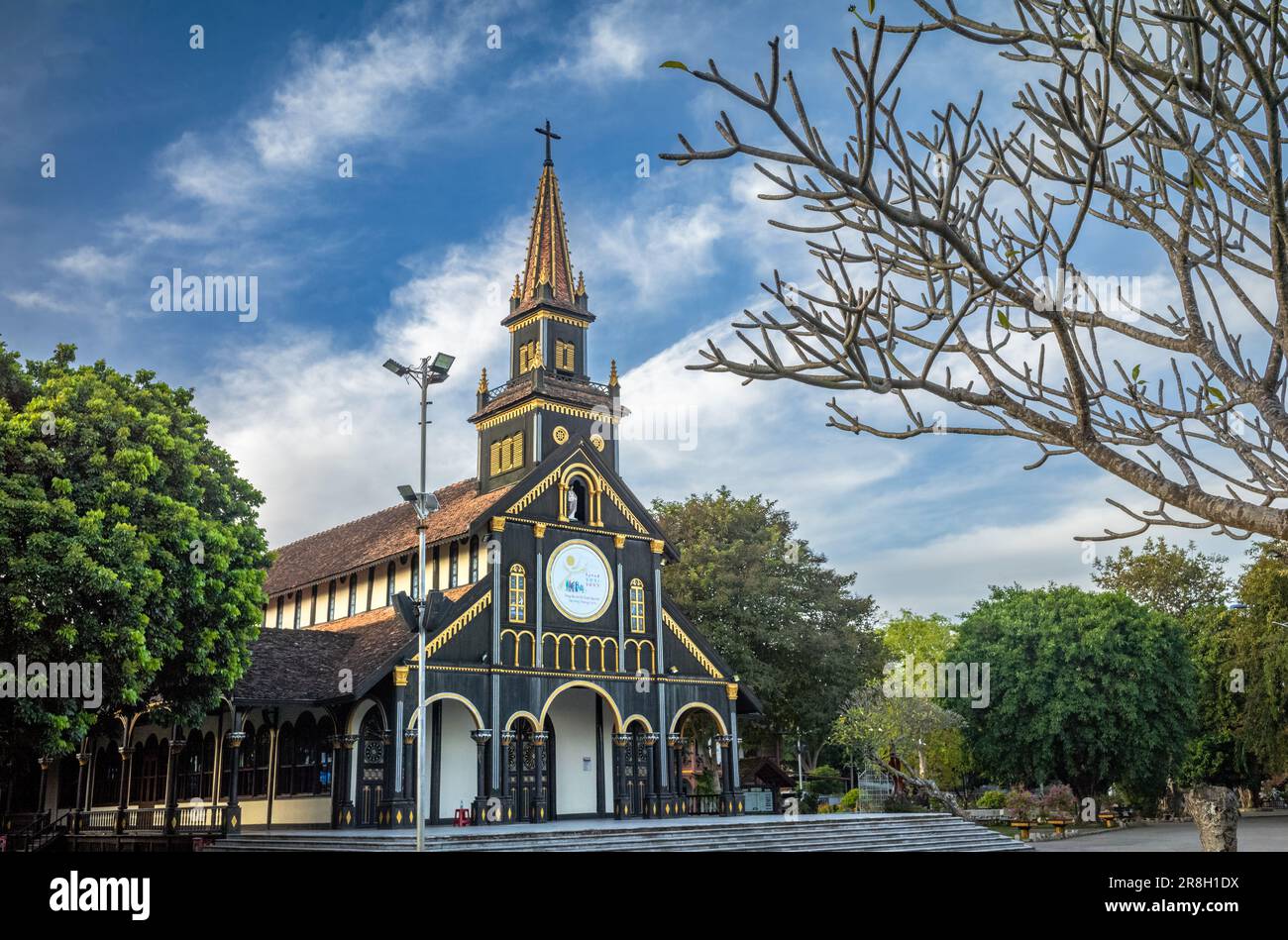 La famosa chiesa in legno, o la cattedrale cattolica di Kontum, nella città di Kontum, nelle Highlands centrali del Vietnam. La chiesa fu costruita da un francese Foto Stock