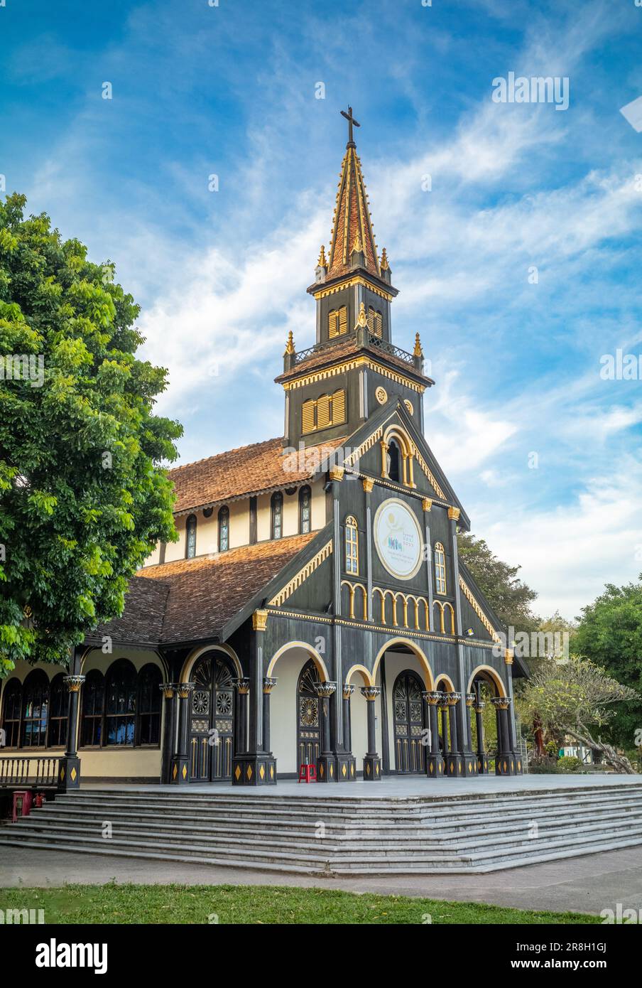 La famosa chiesa in legno, o la cattedrale cattolica di Kontum, nella città di Kontum, nelle Highlands centrali del Vietnam. La chiesa fu costruita da un francese Foto Stock
