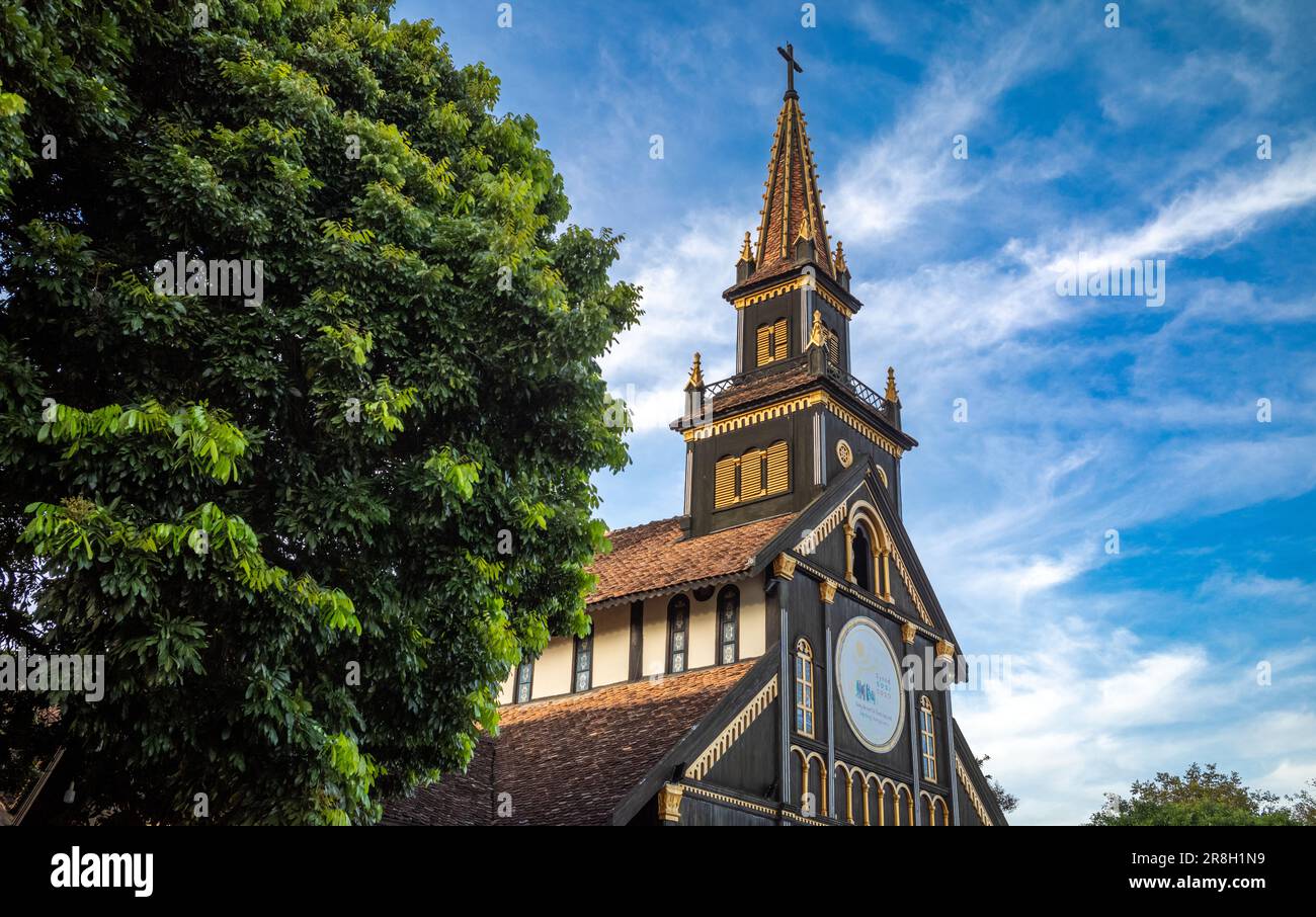 La famosa chiesa in legno, o la cattedrale cattolica di Kontum, nella città di Kontum, nelle Highlands centrali del Vietnam. La chiesa fu costruita da un francese Foto Stock