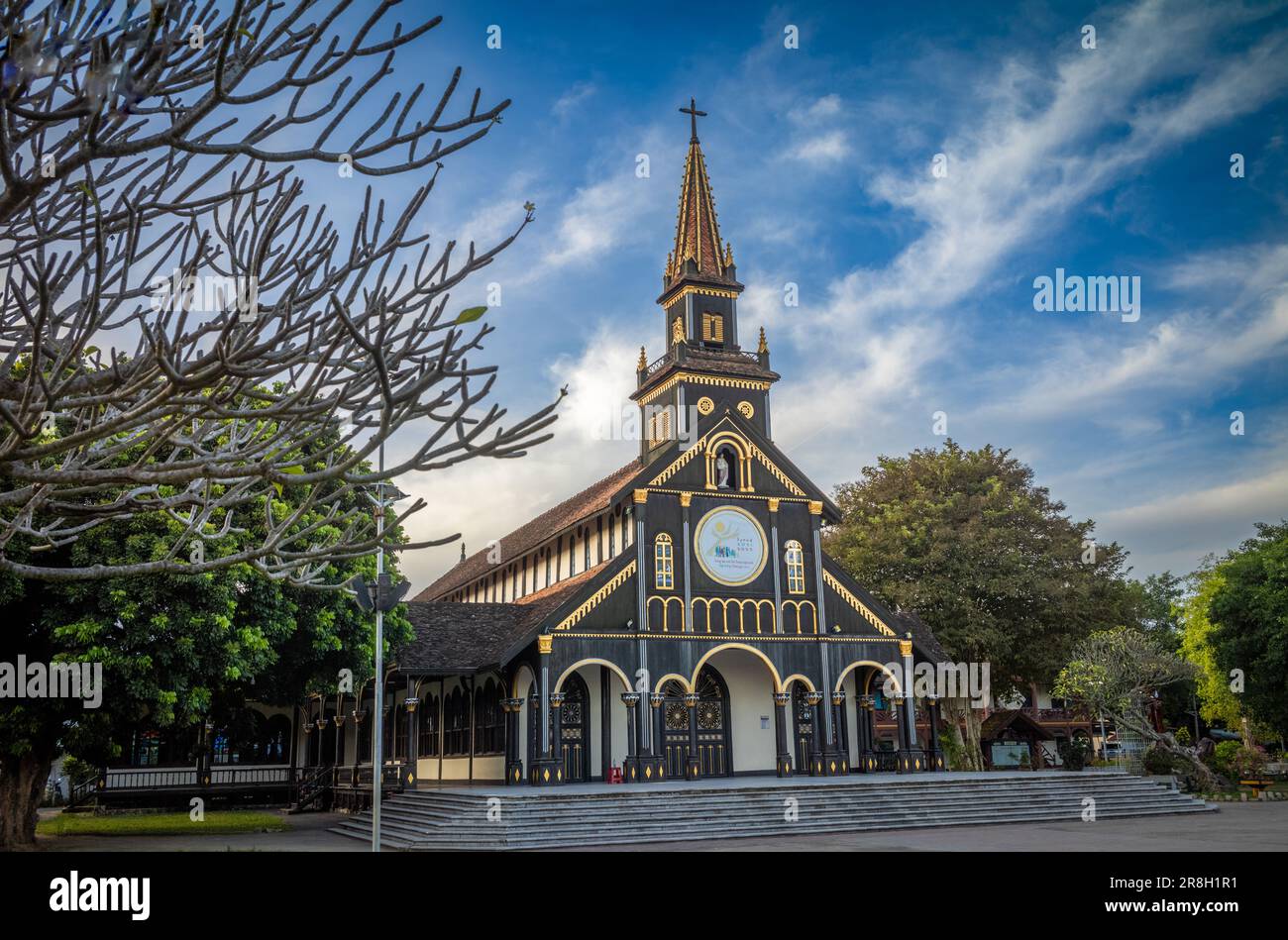 La famosa chiesa in legno, o la cattedrale cattolica di Kontum, nella città di Kontum, nelle Highlands centrali del Vietnam. La chiesa fu costruita da un francese Foto Stock