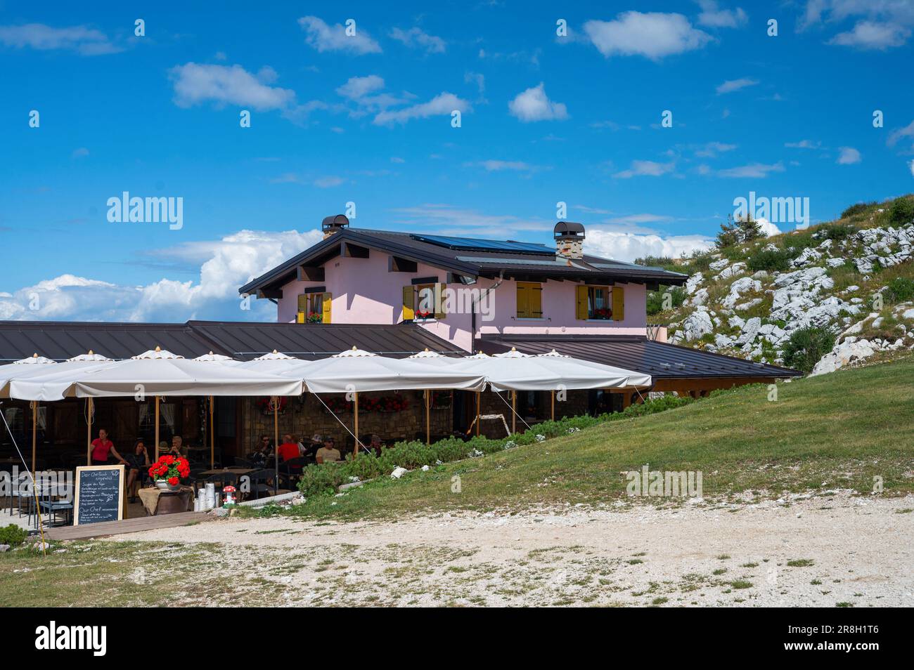 Caffè e bar in cima al Monte Baldo, la montagna sul Malcesine sul Lago di Garda Foto Stock