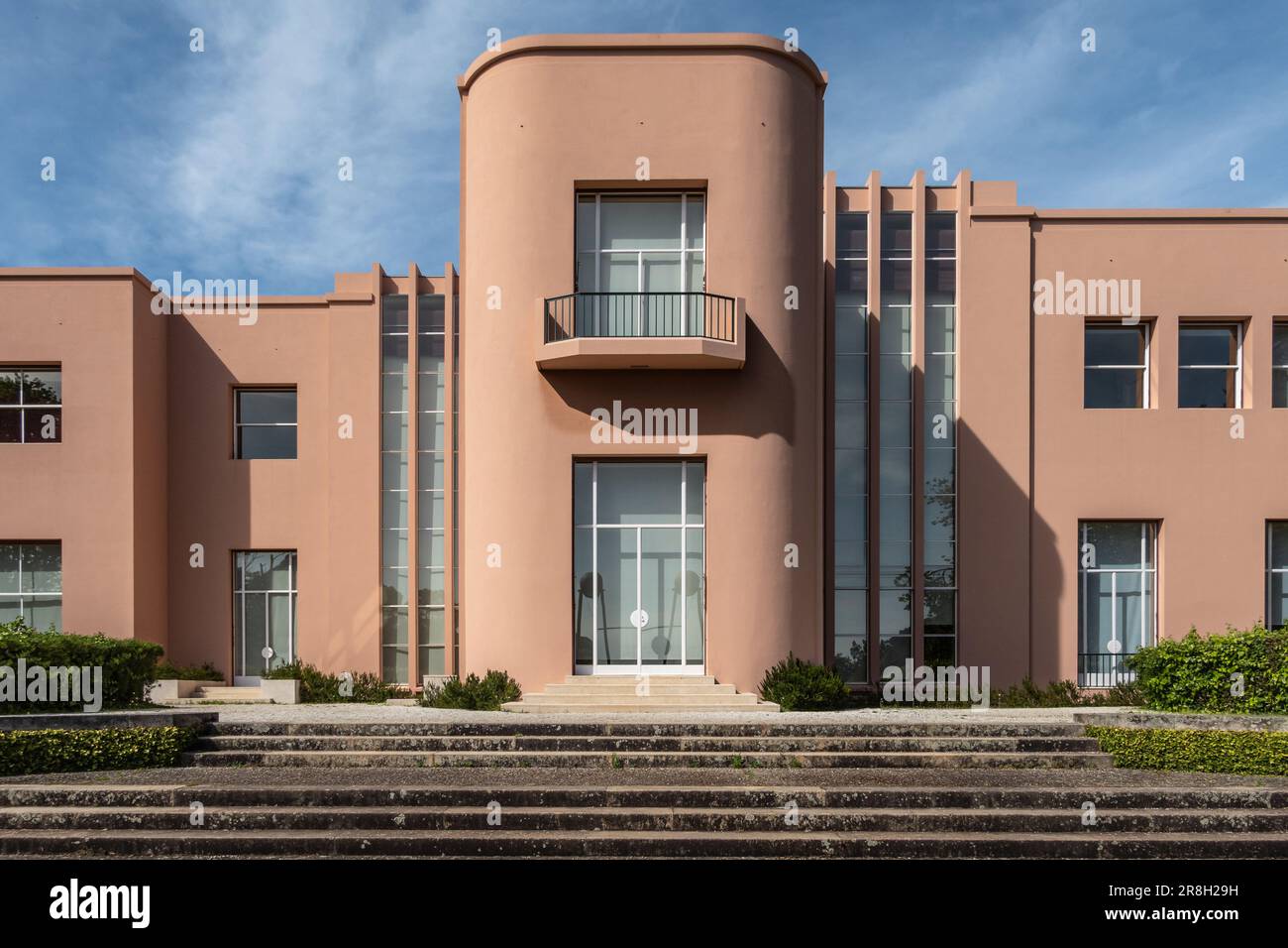 Porto, Portogallo - 24 aprile, 2023: Vista esterna dell'edificio d'epoca Art Deco Serralves Villa Foto Stock