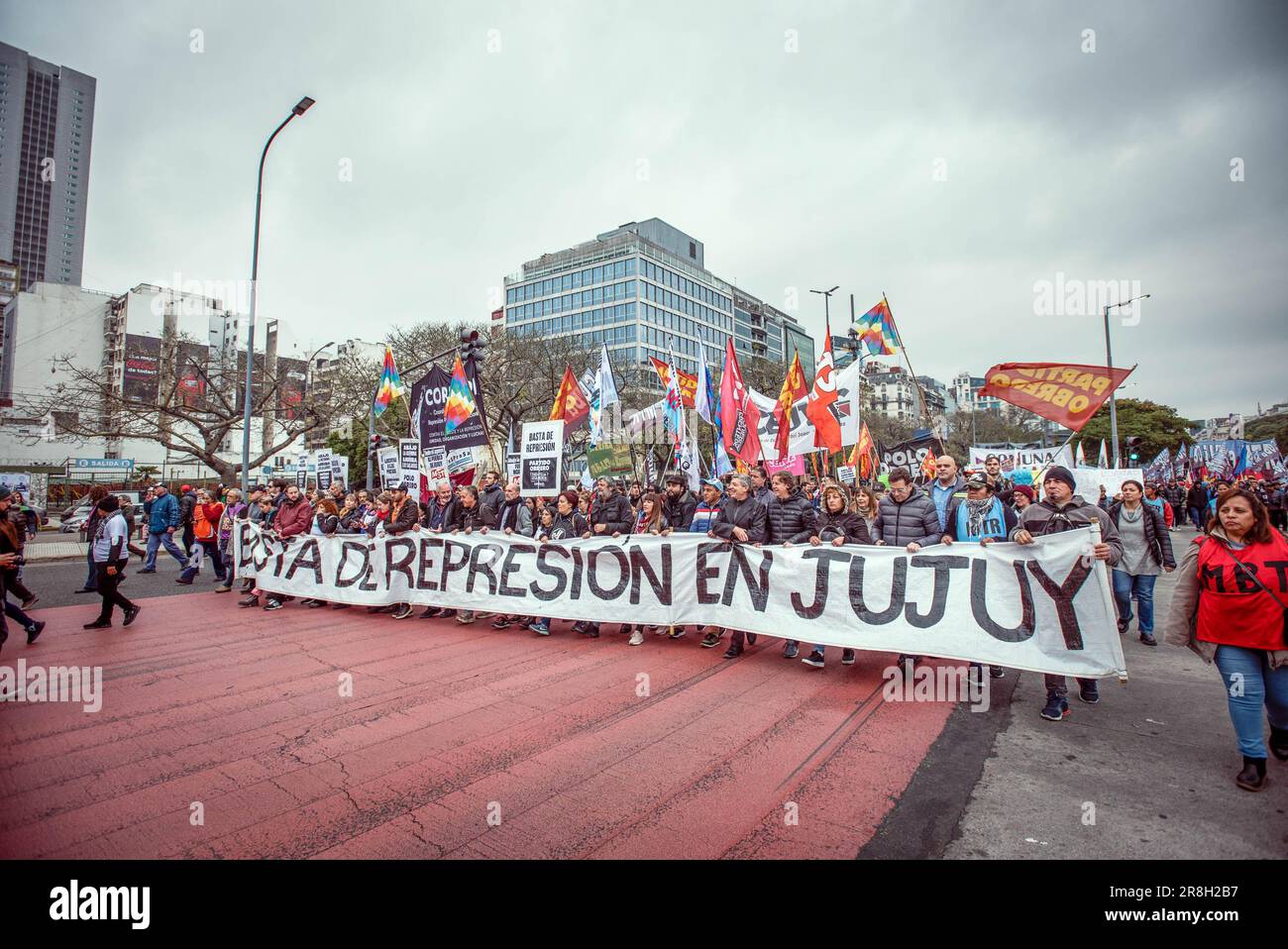 Buenos Aires, Argentina. 20th giugno, 2023. I manifestanti marciano con bandiere e uno striscione a sostegno del popolo di Jujuy durante la manifestazione. Le proteste nella provincia di Jujuy sono scoppiate in risposta ad una riforma costituzionale provinciale recentemente approvata che i critici sostengono limitare i diritti della protesta sociale. (Foto di Mariana Nedelcu/SOPA Images/Sipa USA) Credit: Sipa USA/Alamy Live News Foto Stock