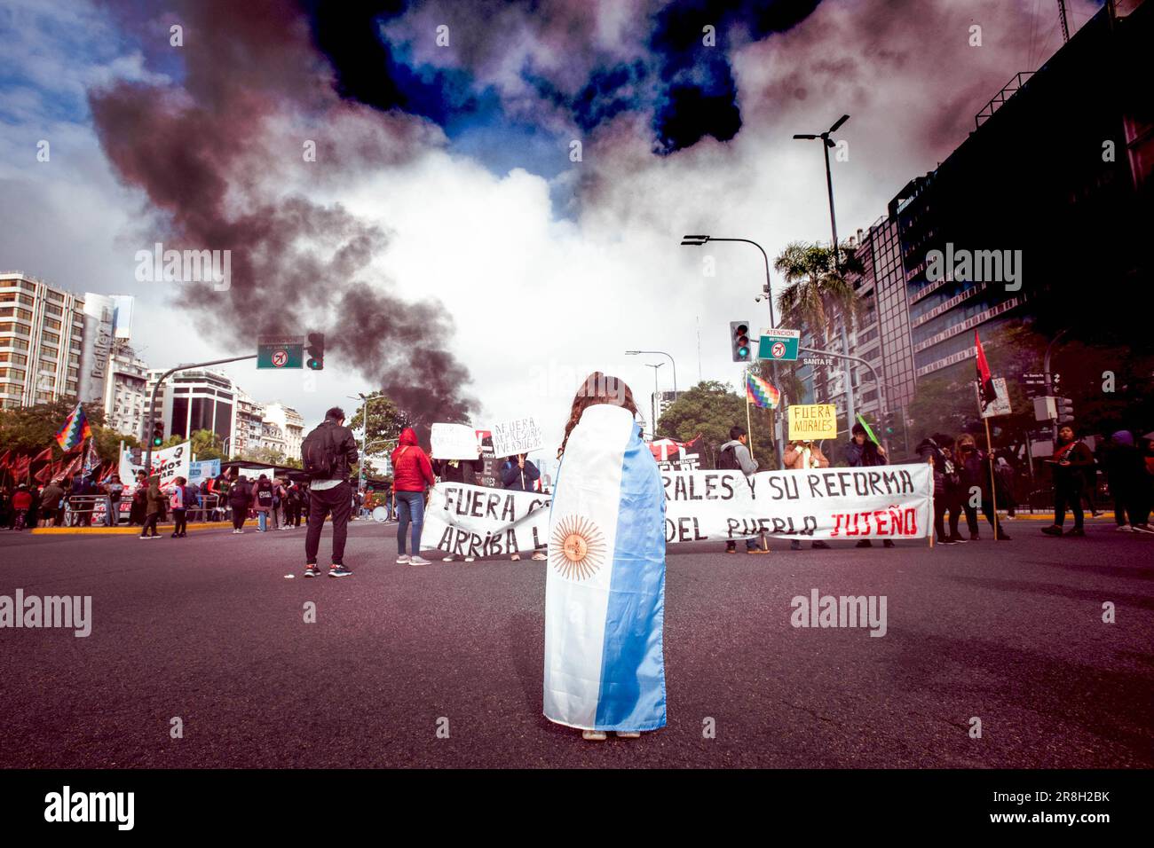 Buenos Aires, Argentina. 20th giugno, 2023. Una ragazza avvolta in una bandiera argentina guarda la protesta a sostegno del popolo di Jujuy. Le proteste nella provincia di Jujuy sono scoppiate in risposta ad una riforma costituzionale provinciale recentemente approvata che i critici sostengono limitare i diritti della protesta sociale. (Foto di Mariana Nedelcu/SOPA Images/Sipa USA) Credit: Sipa USA/Alamy Live News Foto Stock