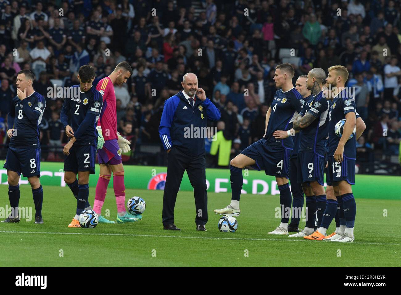 Hampden Park. Glasgow.Scotland, Regno Unito. 20th giugno, 2023. Qualificatore europeo. Scozia / Georgia. Allenatore scozzese, Steve Clarke, e i giocatori aspettano che i giocatori della Georgia emergano dal vestire t per il riavvio della partita dopo 90min ritardo. Credit: eric mccowat/Alamy Live News Foto Stock