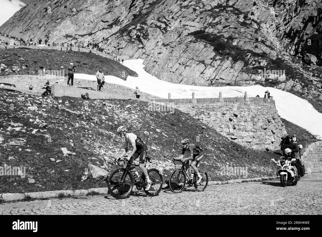 Svizzera. Tour de Suisse. Passo del San Gottardo (Tremola). Michael Wood e Mattia Cattaneo Foto Stock