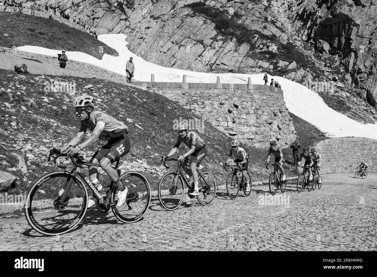 Svizzera. Tour de Suisse. Passo del San Gottardo (Tremola). Rigoberto Uran. Jacob Fuglsang Foto Stock