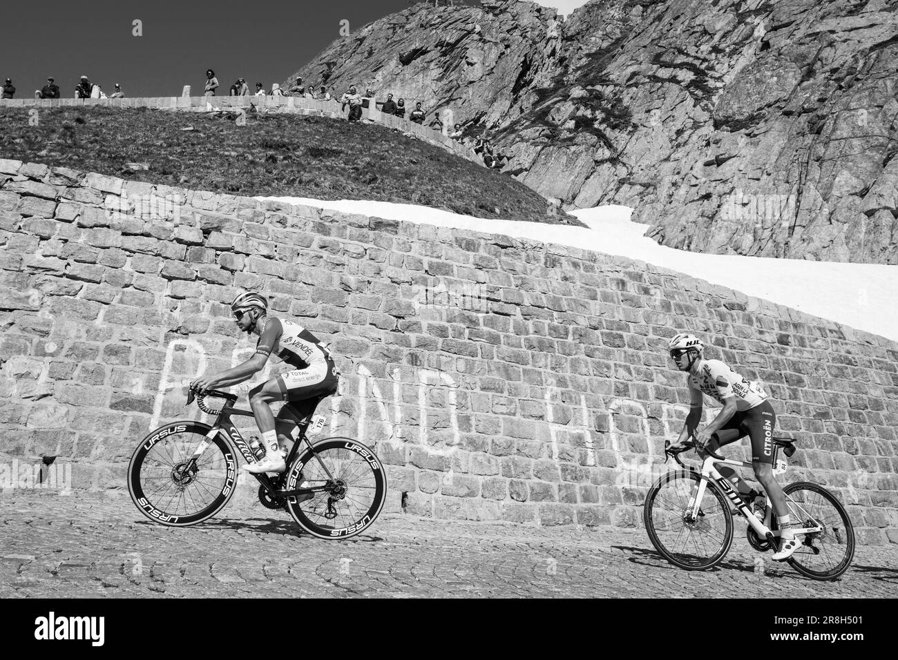 Svizzera. Tour de Suisse. Passo del San Gottardo (Tremola). Anthony Turgis. Benoit Cosnefroy Foto Stock