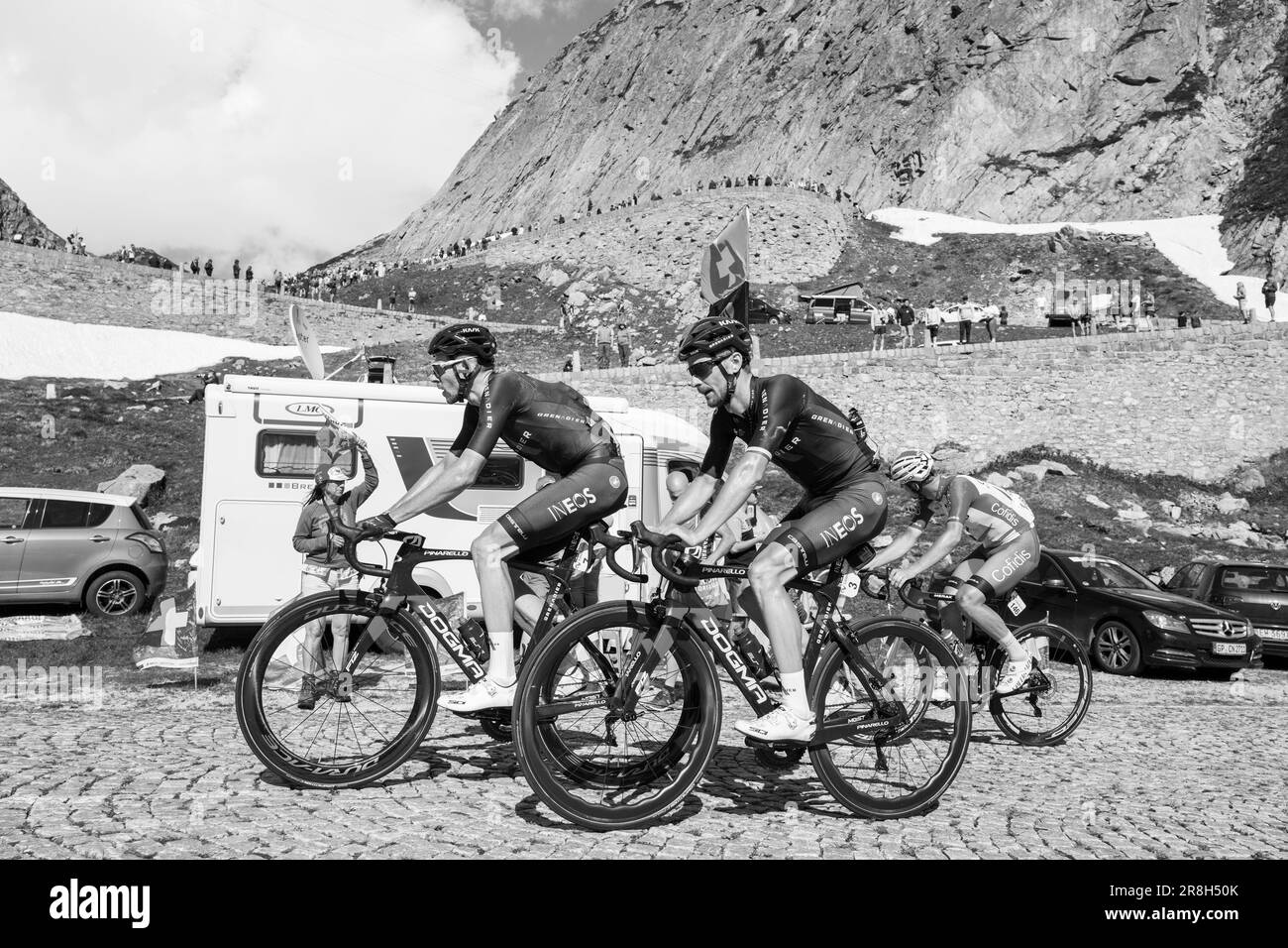 Svizzera. Tour de Suisse. Passo del San Gottardo (Tremola). Luke Rowe. Szymon Sajnok. Michael Golas Foto Stock