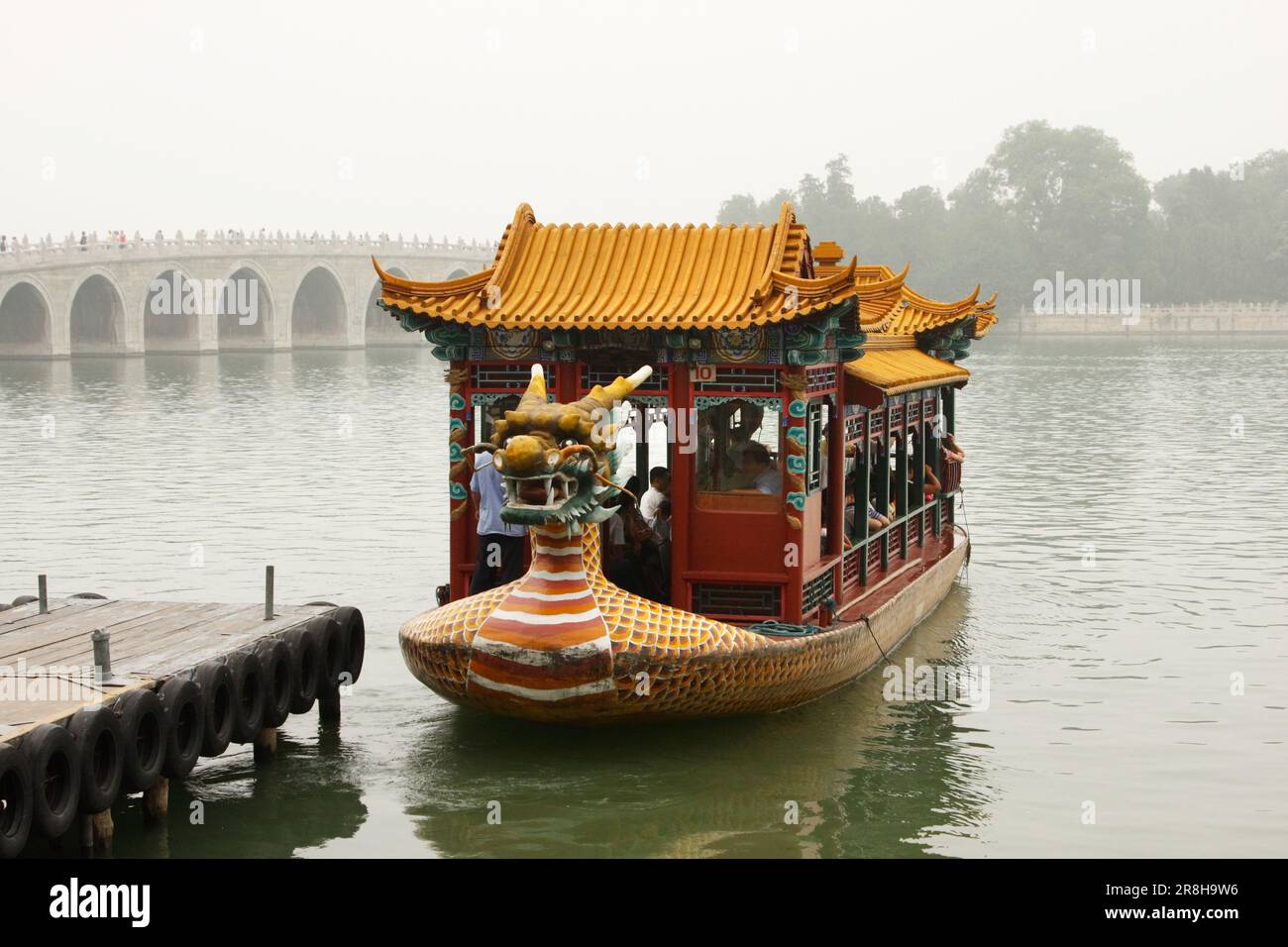 Naviga sul lago Kunming e sul ponte del diciassettesimo arco. Palazzo estivo a Pechino. Cina Foto Stock