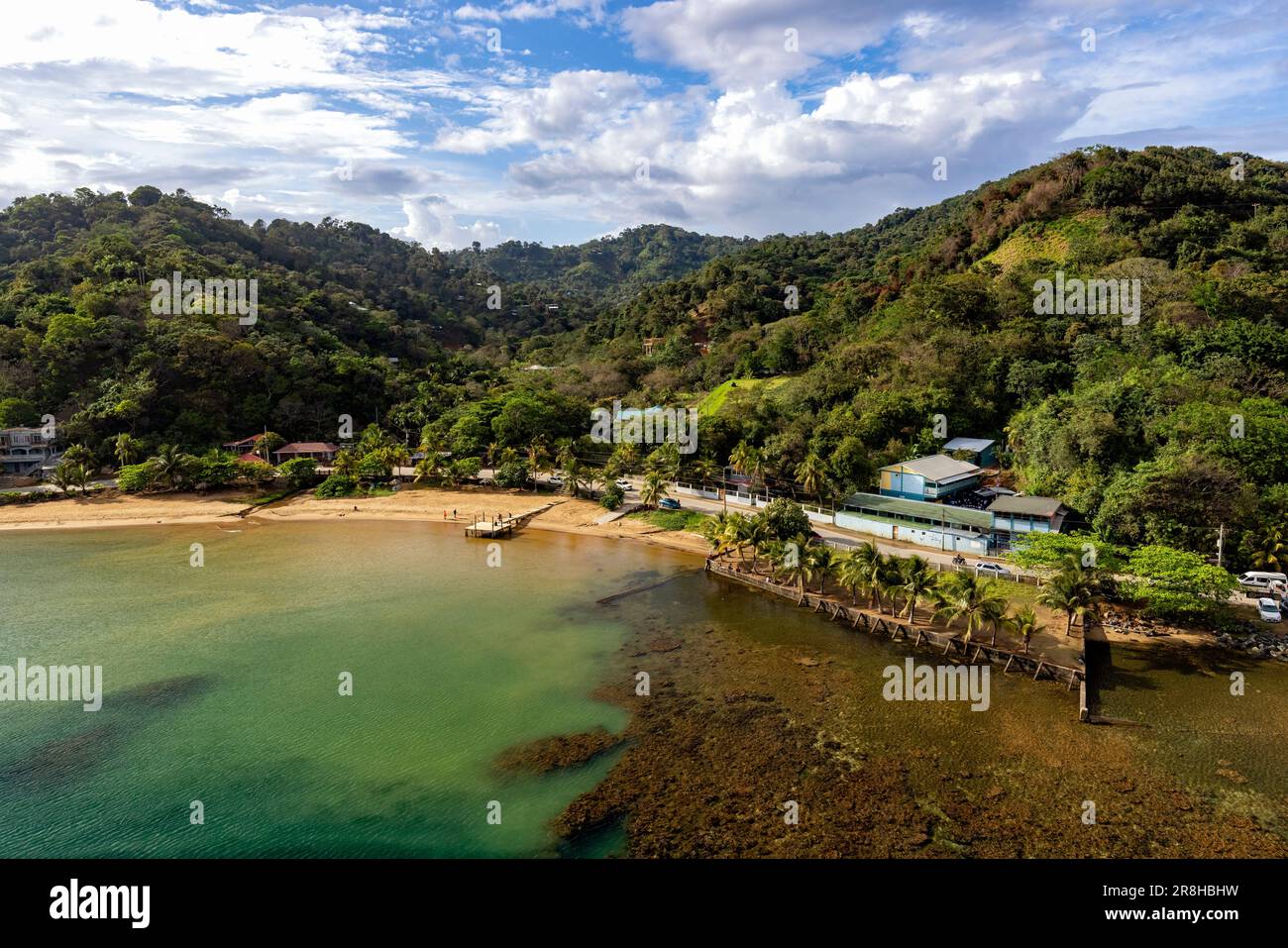 Vista della costa di Roatan dal porto di Roatan, Coxen Hole, Roatan, Honduras Foto Stock