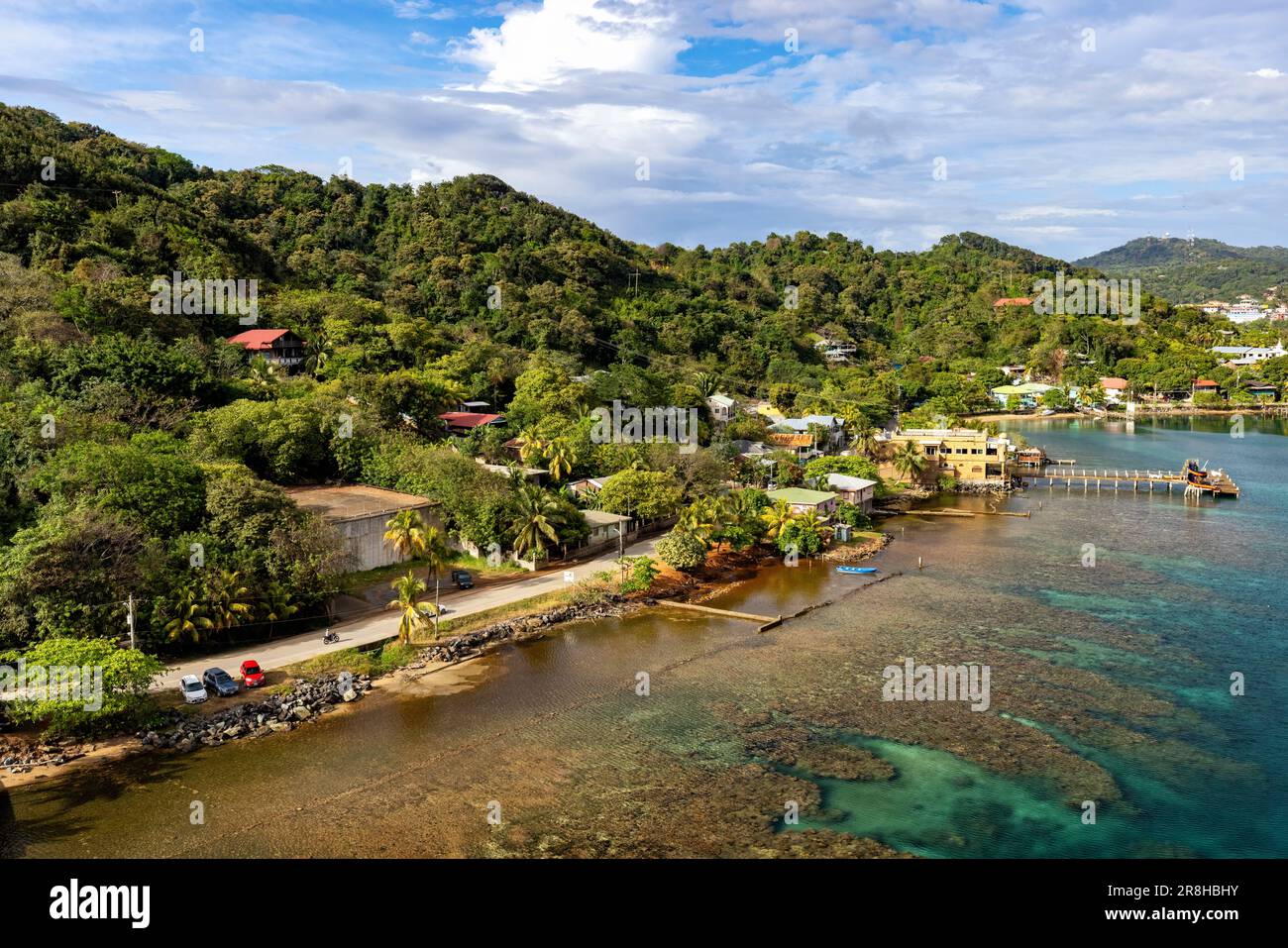 Vista della costa di Roatan dal porto di Roatan, Coxen Hole, Roatan, Honduras Foto Stock
