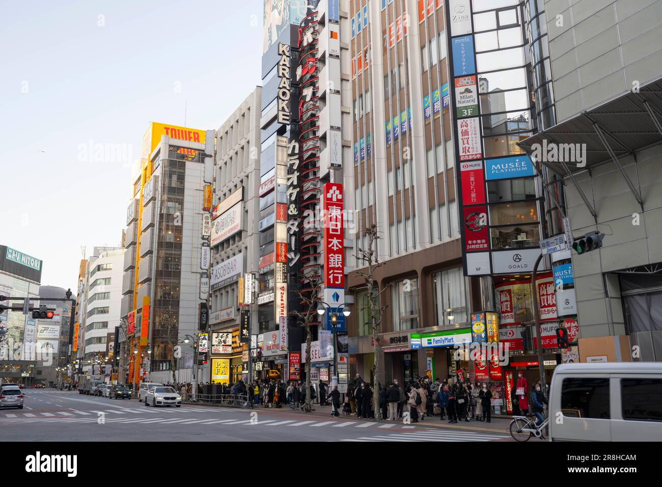 Tokyo, Giappone. 3rd Mar, 2023. Una delle principali strade commerciali dello shopping a Shibuya con edifici che contengono più piani di ristoranti e negozi. La vendita al dettaglio verticale è comune nell'Asia orientale, a differenza delle città occidentali, che in genere hanno solo punti vendita a livello di terra. (Credit Image: © Taidgh Barron/ZUMA Press Wire) SOLO PER USO EDITORIALE! Non per USO commerciale! Foto Stock