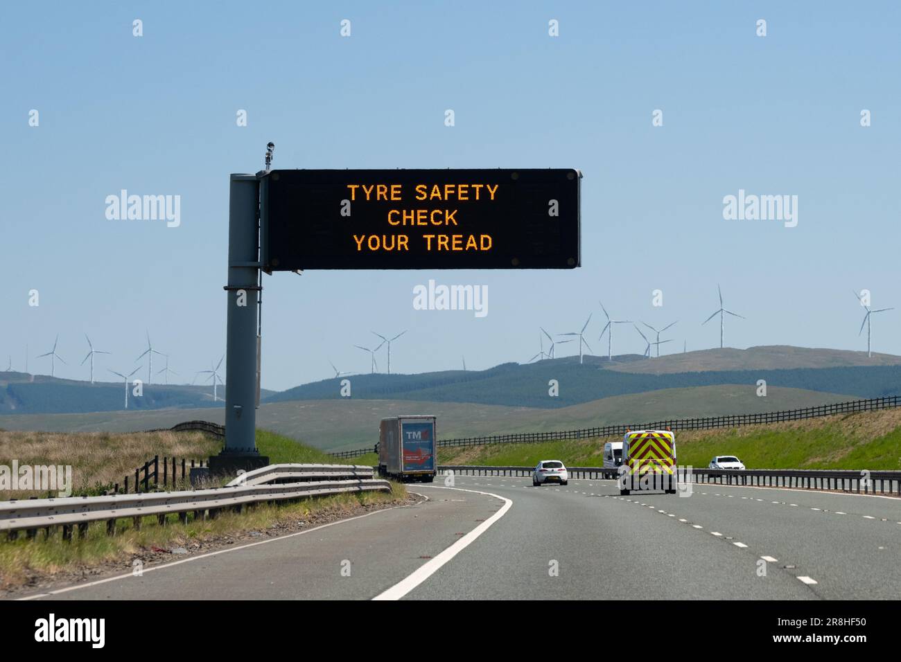 Controllare la sicurezza degli pneumatici sul cartello con messaggio variabile del battistrada sull'autostrada M74, Scozia, Regno Unito Foto Stock