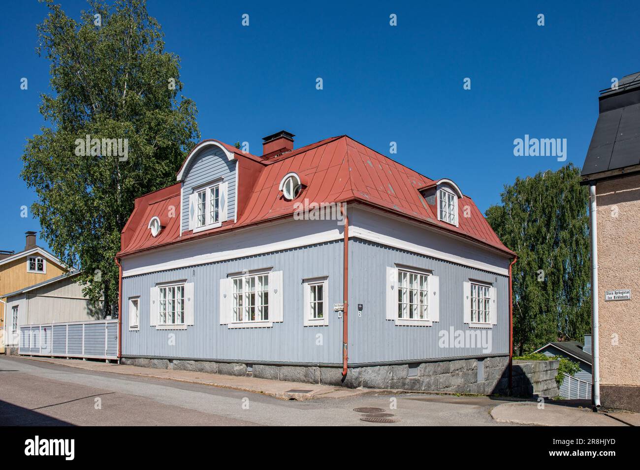 Edificio o casa residenziale in legno all'angolo tra ISO Kirkkokatu, Store kyrkogatan, e Maalarinkatu, Målaregatan, a Tammisaari, Finlandia Foto Stock