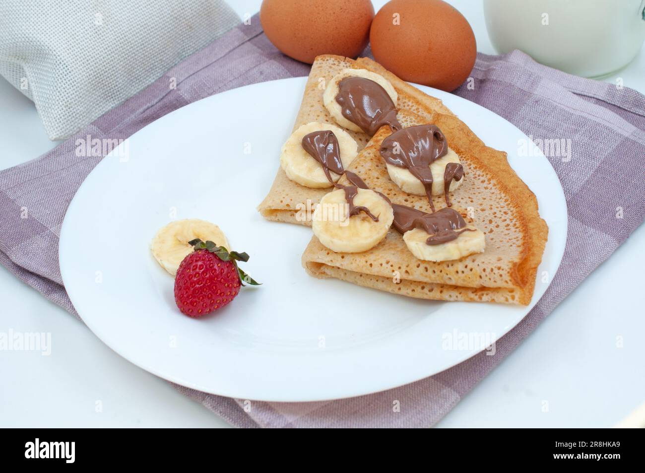 Pancake con fragole e ingredienti per cucinare Foto Stock