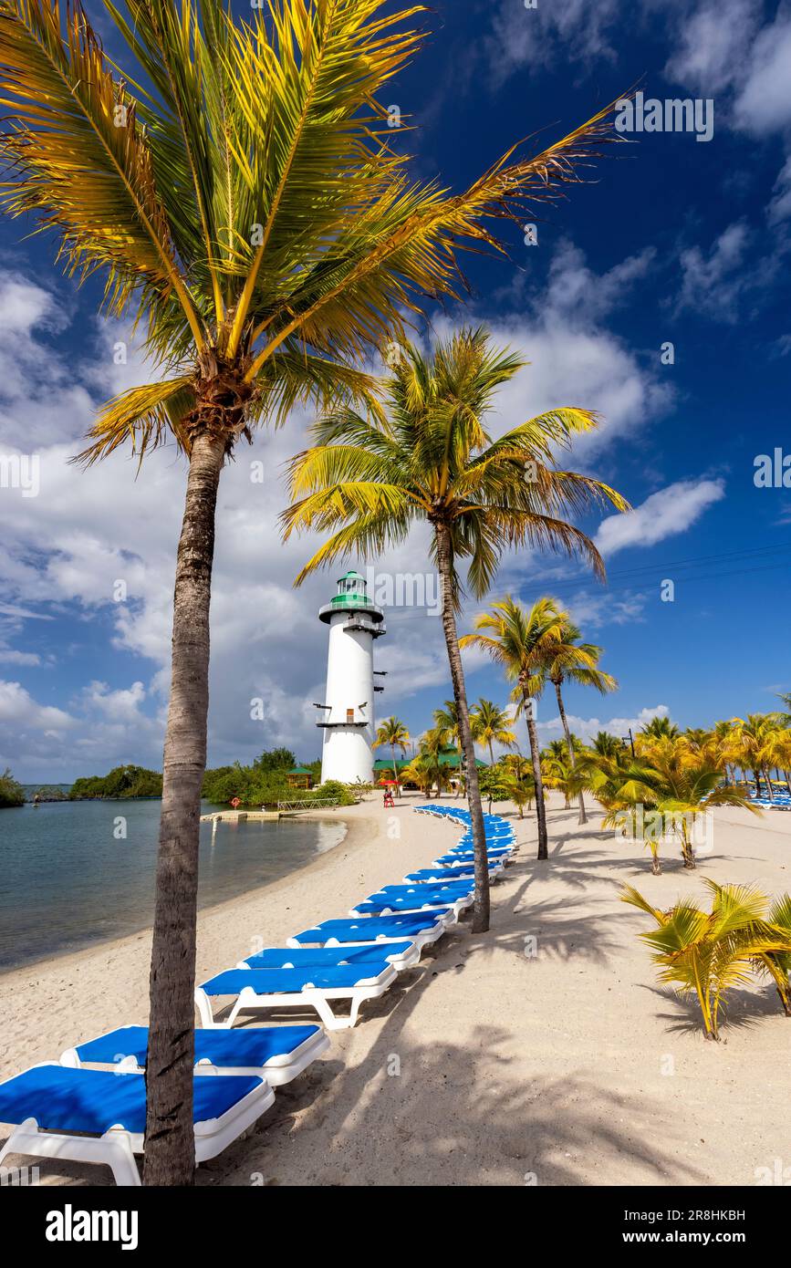 Paesaggio tropicale e faro ('faro') su Harvest Caye - isola privata di proprietà della Norwegian Cruise Line in Belize Foto Stock