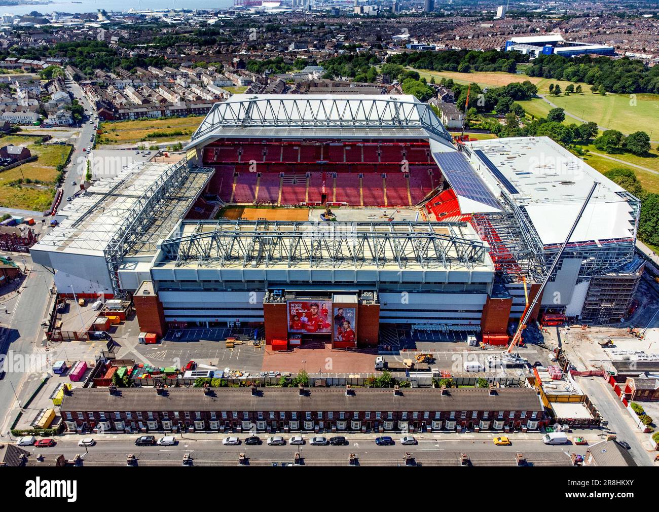 Una vista da un drone di Anfield Stadium, Liverpool. I lavori proseguono  sull'ampliamento dello stand di Anfield Road e dovrebbero essere completati  subito dopo l'inizio della stagione 2023/24 Foto stock - Alamy