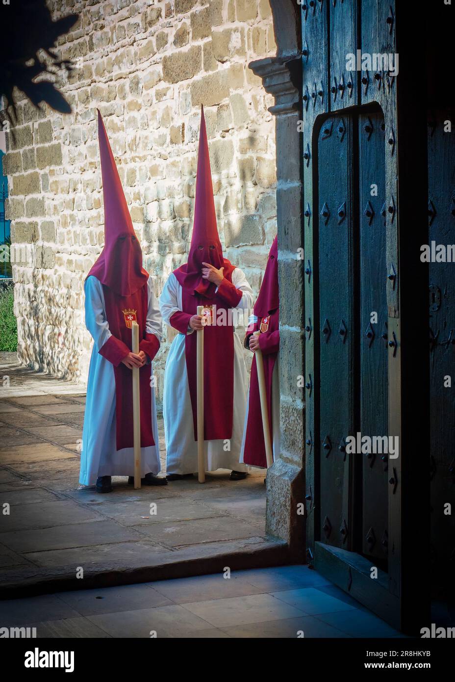 Nazareni con tunica e cappuccio nelle processioni per le strade di Baeza durante la celebrazione della sua tradizionale settimana Santa. Foto Stock