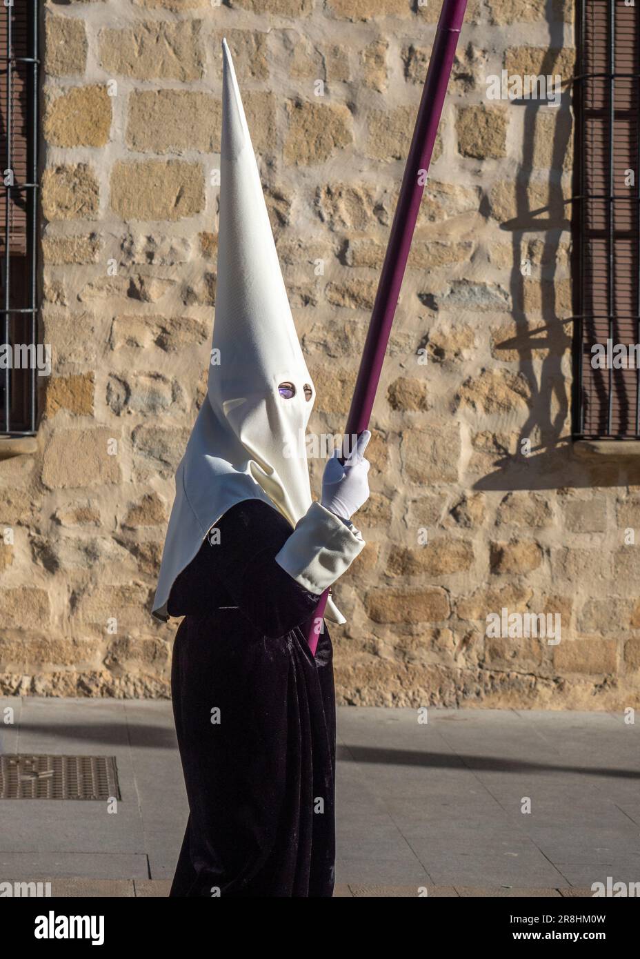 Nazareni con tunica e cappuccio nelle processioni per le strade di Baeza durante la celebrazione della sua tradizionale settimana Santa. Foto Stock