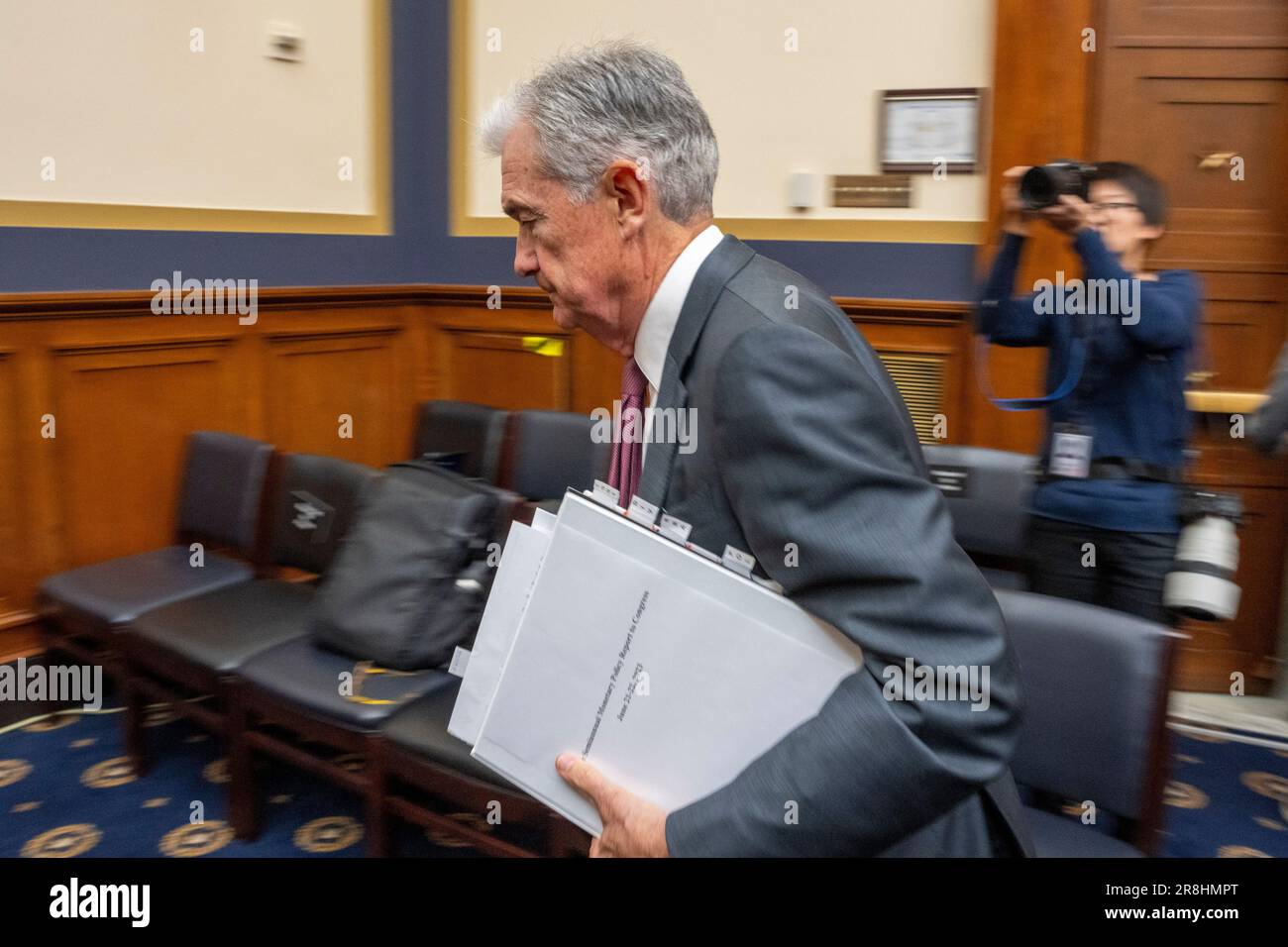 Washington, Stati Uniti. 21st giugno, 2023. Il presidente del consiglio di amministrazione della Federal Reserve Jerome Powell esce per una pausa davanti alla House Financial Services Committee in un'audizione a Capitol Hill a Washington, DC mercoledì 21 giugno 2023. Foto di Ken Cedeno/UPI Credit: UPI/Alamy Live News Foto Stock