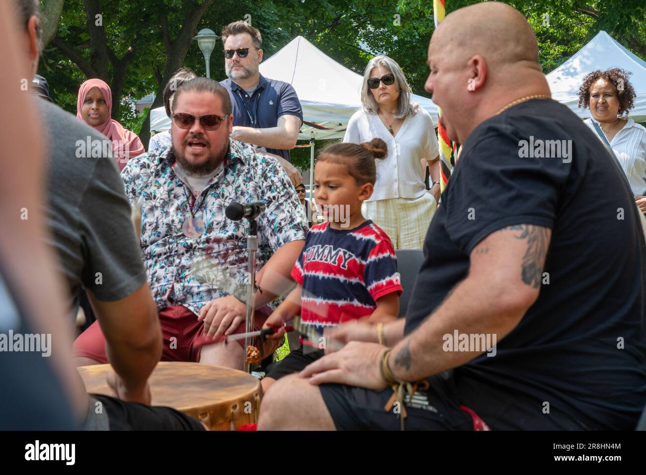 Toronto, Canada, 21st giugno 2023. Un cerchio di tamburi segna la Giornata Nazionale dei popoli indigeni, che riconosce e celebra la storia, il patrimonio, la resilienza e la diversità delle prime Nazioni, Inuit e Metis in tutto il Canada. Colin N. Perkel/Alamy Live News Foto Stock