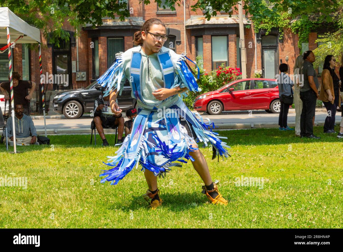 Toronto, Canada, 21st giugno 2023. Una danzatrice d'erba si esibisce in occasione della Giornata Nazionale dei popoli indigeni, che riconosce e celebra la storia, il patrimonio, la resilienza e la diversità delle prime Nazioni, degli Inuit e dei Metis in tutto il Canada. Colin N. Perkel/Alamy Live News Foto Stock