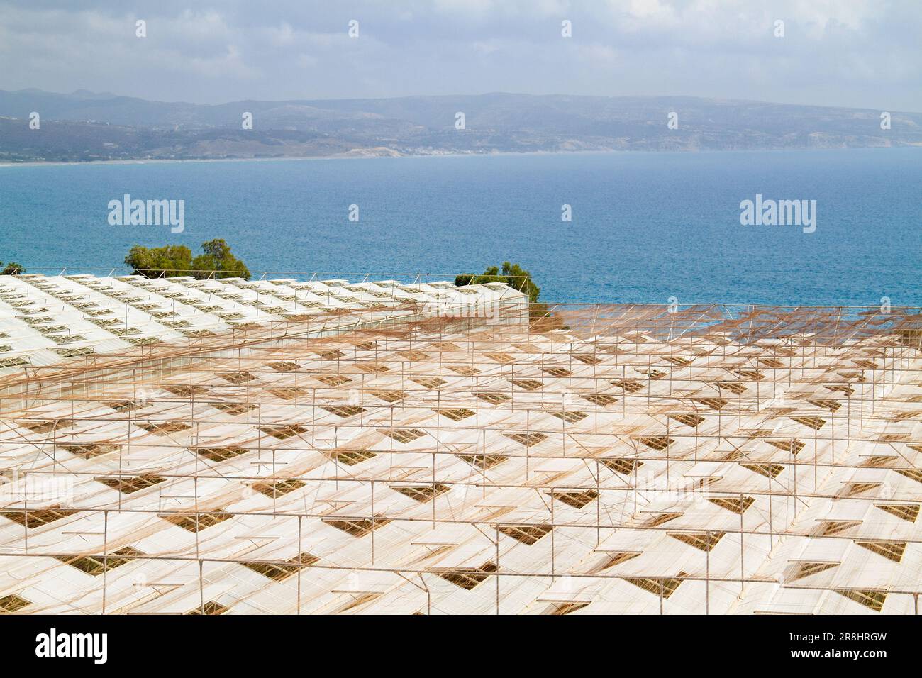 Vista dall'alto dei tetti delle serre con finestre di ventilazione aperte vicino alla costa del Mediterraneo Foto Stock