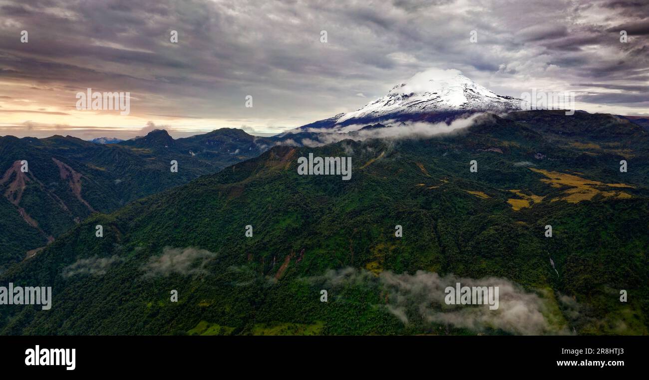 Paesaggio serale del vulcano Antisana in Ecuador con cielo spettacolare, stratovulcano delle Ande settentrionali, una delle salite tecniche più impegnative Foto Stock