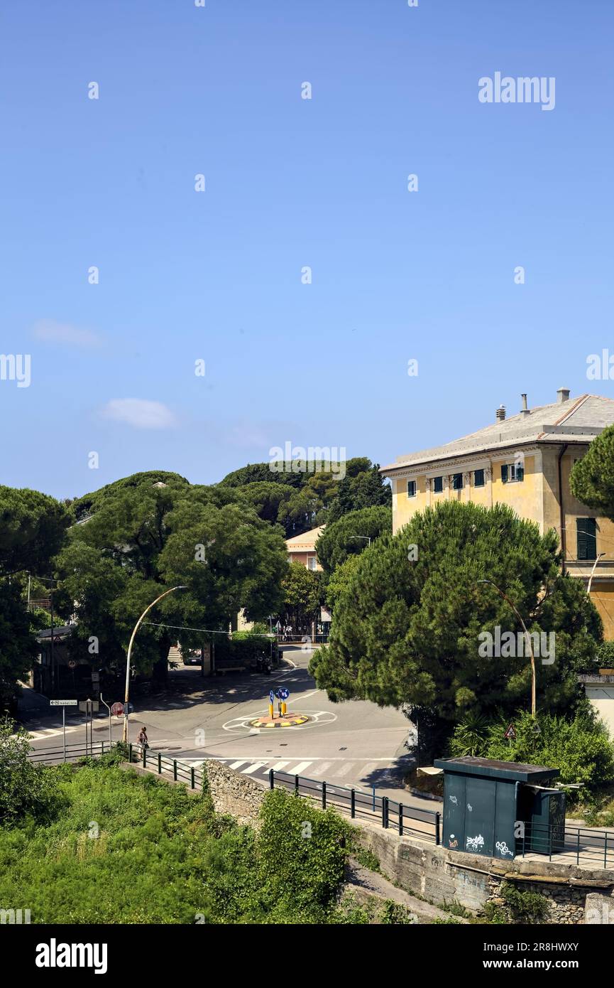 Rotonda accanto ad un parco e ad una strada sopraelevata vista dall'alto in una città italiana in una giornata di sole in estate Foto Stock