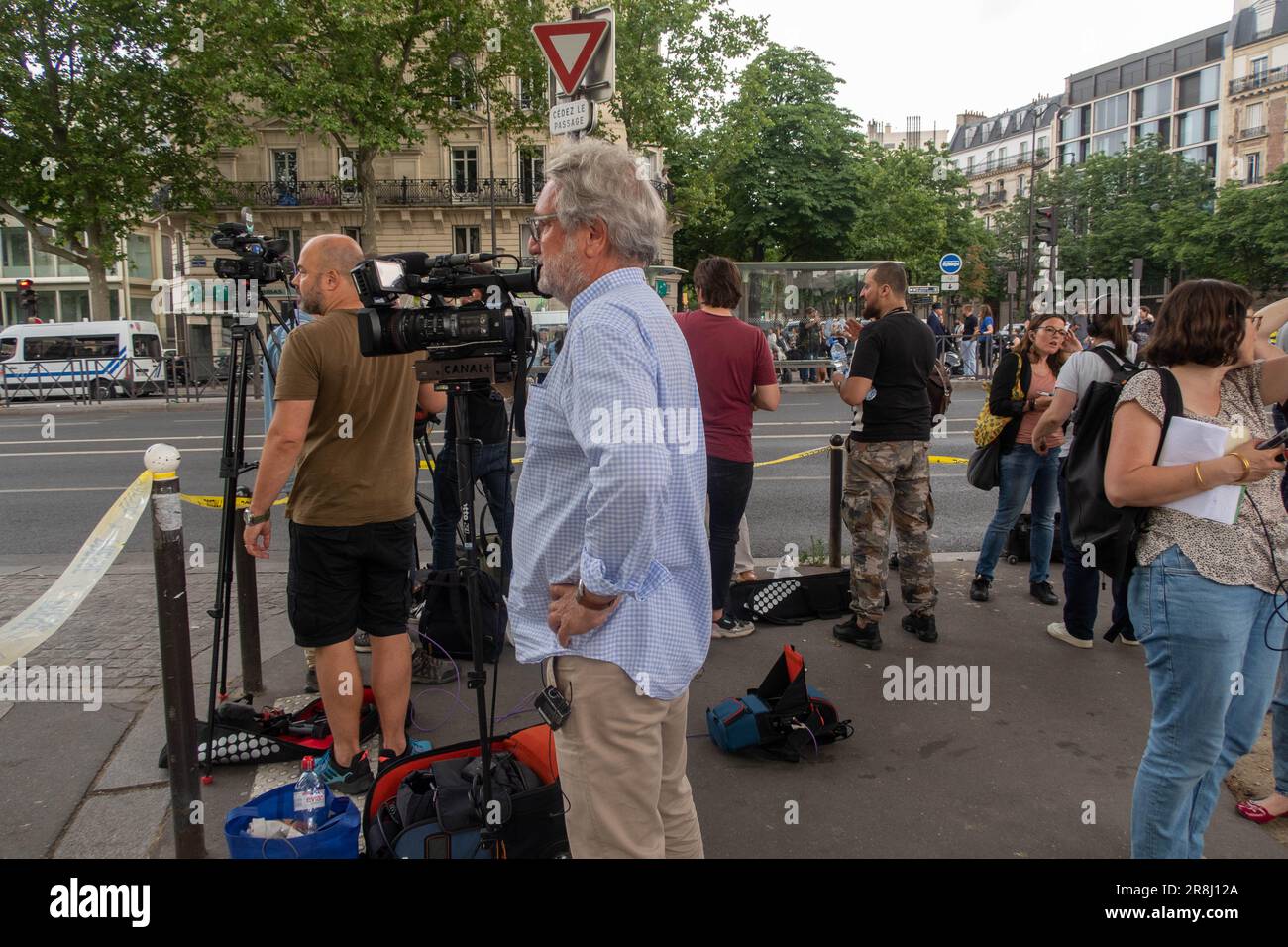 Un edificio nel 5th ° arrondissement della capitale francese, Parigi, ha preso fuoco prima di crollare alla fine del pomeriggio, lasciando almeno 29 feriti, di cui quattro seriamente. In questione: Una detonazione improvvisa che ha fatto esplodere la costruzione della Paris American Academy, una scuola privata di design e di moda situata al 275 rue Saint-Jacques, vicino all'ospedale Val-de-Grâce. 2 persone sono perse nelle macerie Foto Stock