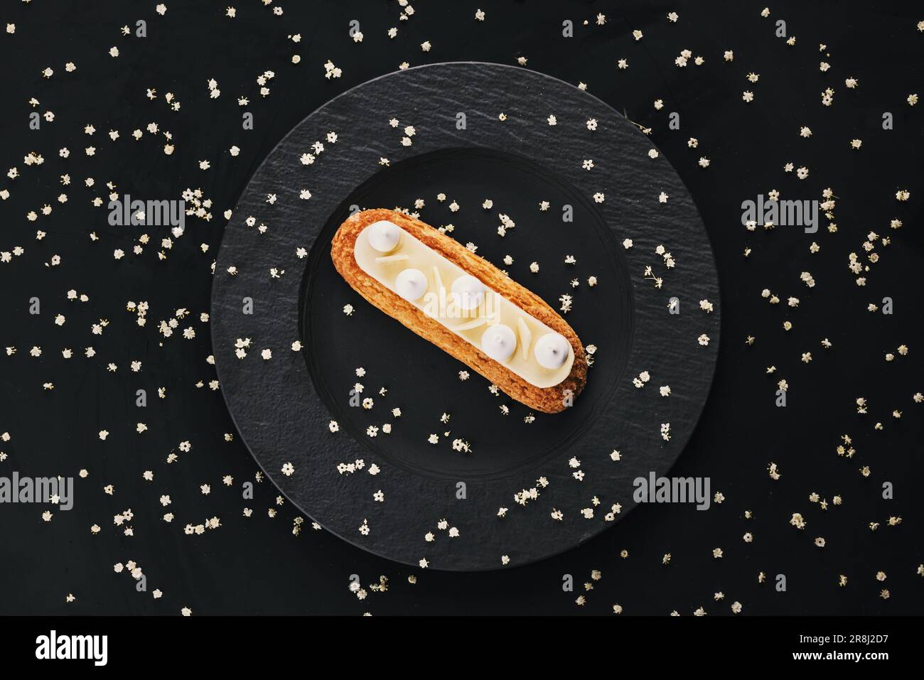 Eclair francese sfiorato con cioccolato o profiterole italiane dolci con succo fresco freddo di nana-anziano, dolce gustoso, cibo di fondo stella Foto Stock