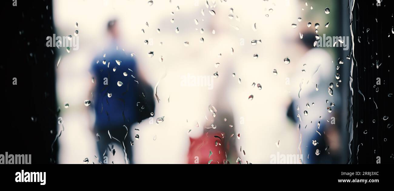 Goccia di pioggia sul vetro della finestra della caffetteria e sfondo sfocato della vita cittadina. Stagione piovosa e gente blurry vita di giorno della città o bokeh luci notturne fuori w Foto Stock