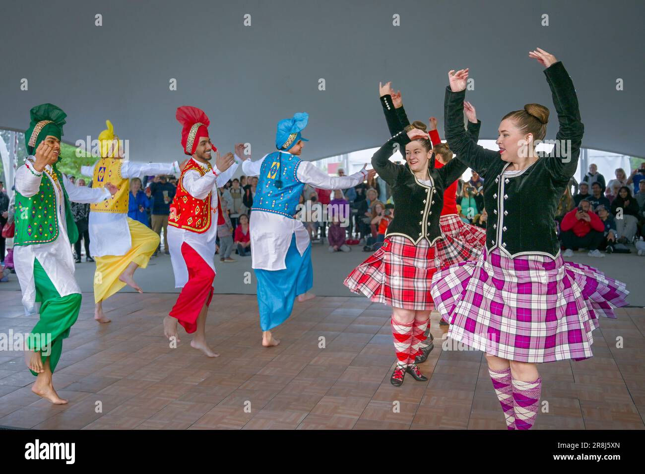 Dance Fusion collaborazione con i ballerini Highland e Punjabi Bhangra, Scotfest, Town Centre Park, Coquitlam, British Columbia, Canada, Foto Stock