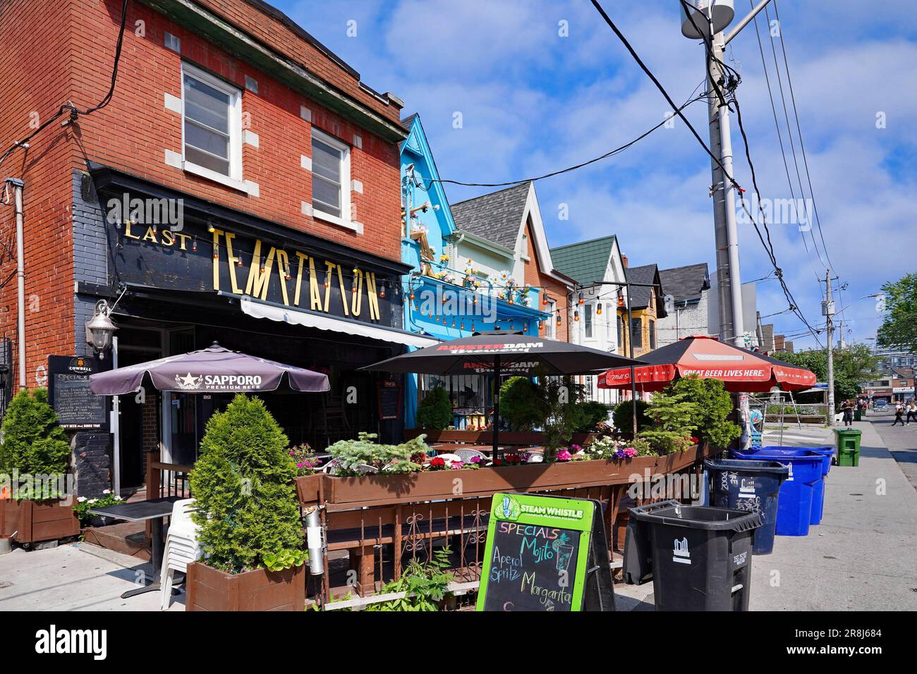 Ristorante e bar colorati con patio all'aperto nell'area del mercato di Kensington di Toronto Foto Stock