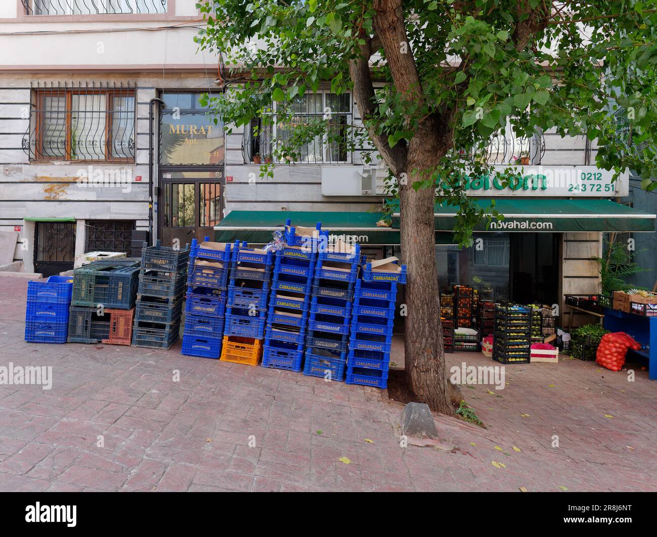 Casse di alimentari Blue and Green impilate all'esterno di un supermercato ior minimarket a Istanbul, Turchia Foto Stock