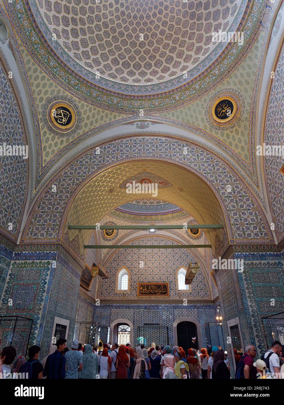 I visitatori all'interno del Museo del Palazzo Topkapi, con i suoi eleganti interni in piastrelle blu e il tetto a cupola. Distretto di Fatih, Istanbul, Turchia Foto Stock