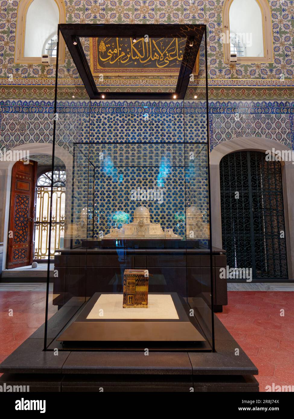 Il Museo del Palazzo Topkapi con i suoi eleganti interni blu piastrellati e il modello della moschea nell'armadietto espositivo del quartiere di Fatih, Istanbul, Turchia Foto Stock