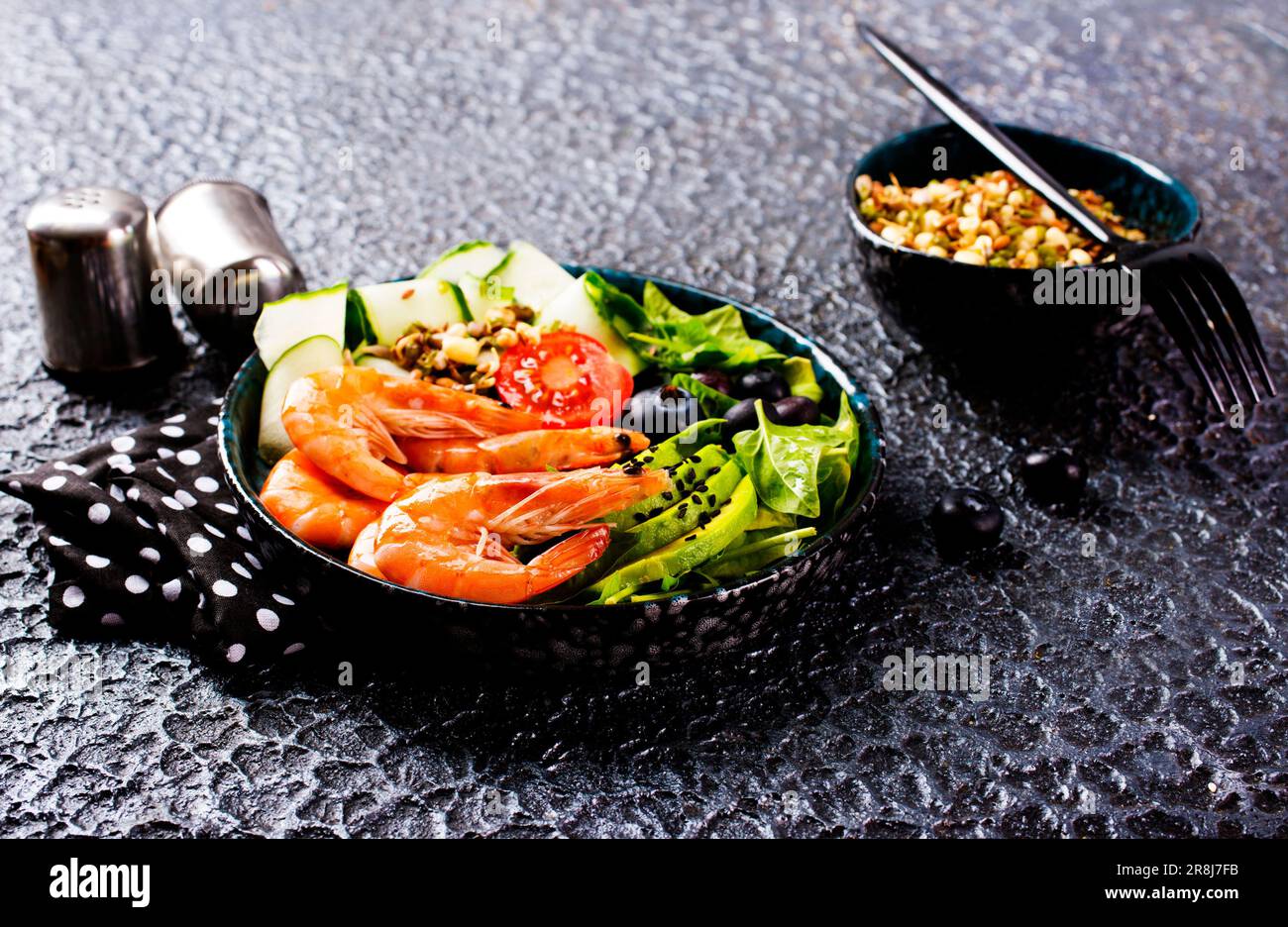 Insalata di yummy con gamberi fritti, rucola, avocado e cetriolo Foto Stock