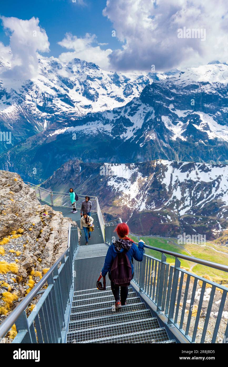 I turisti che camminano lungo la passeggiata brivido sulla cima della montagna Birg, in Svizzera Foto Stock