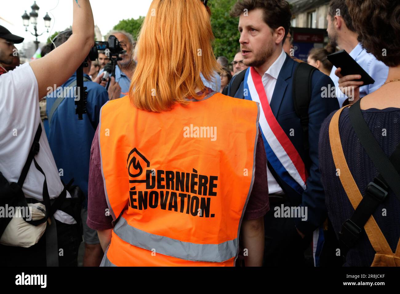 Un rassemblement non autorisé face à l'Hôtel de ville de Paris en réponse à l'annonce de sciolution du collectif 'les soulèclements de la terre' Foto Stock