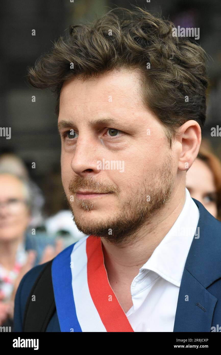 Un rassemblement non autorisé face à l'Hôtel de ville de Paris en réponse à l'annonce de sciolution du collectif 'les soulèclements de la terre' Foto Stock