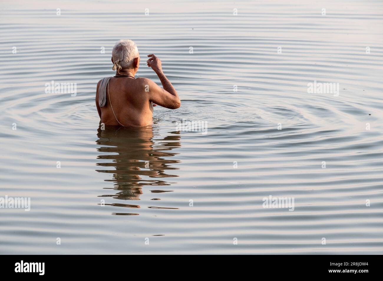 Un uomo prega nel Gange a Varanasi, in India Foto Stock