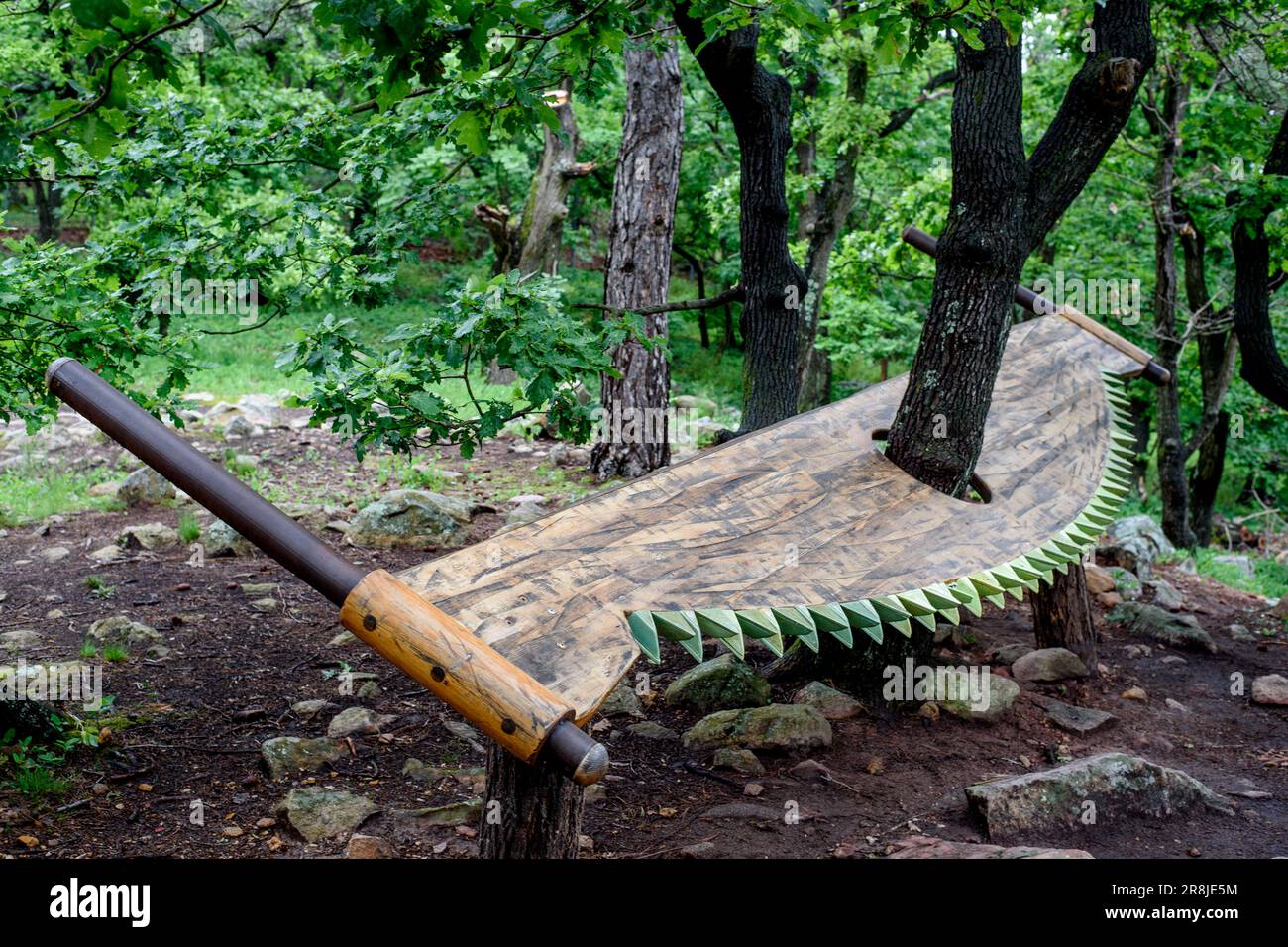 decorazione forestale, sega di legno protegge un albero da essere tagliato Foto Stock